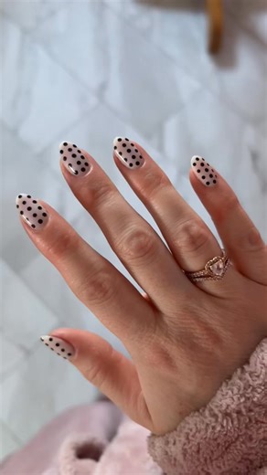 🤍🖤🤍🖤 . . . @cndworld #cnd #shellac #polkadots #nailsofinstagram #nailsbyshannonbroughton | Sweet&Simple