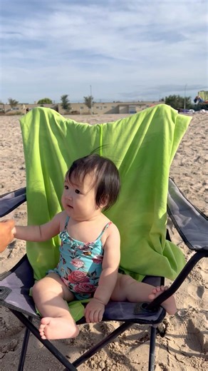 Baby is having fun at the beach 宝在海滩玩的好开心呀