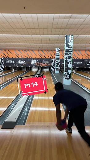 Hyperdrive on 37ft Viper oil pattern #fyp #bowling #bowlingtiktok #twohandedbowling #rsthyperdrive #rotogrip