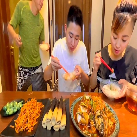 521K views · 6.9K reactions | How pity he is, try to switch the seat but still can't eat any foods! | Hxzt | Facebook