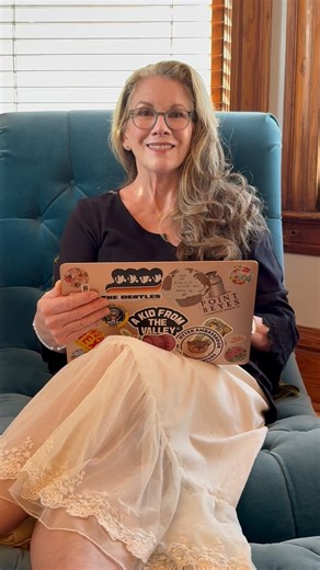 New week. New morning. ☀️ Sometimes the world wakes up loud — with headlines, opinions, and noise that can feel overwhelming before we’ve even had our coffee. Melissa reminds us that it’s okay to slow down, to read and digest what’s happening instead of reacting right away. This week, ease into your mornings in a way that feels good to you. Whether that’s a quiet cup of tea, a walk, or simply taking a breath before diving in — whatever it takes to start the day feeling grounded. 🌿 #MondayMindse