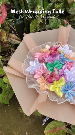 such a cutieee! sofer ganda kinakalabasan ng mga bouquets ko pag gamit ko tung mesh wrapping tulle!! try niyo narin co crafters 💐‼️💯✨ #meshtulle #wrappinghacks