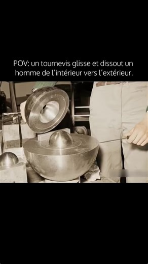 Le 21 mai 1946, le physicien de 35 ans Louis Slotin menait une expérience à très haut risque au Los Alamos National Laboratory, au Nouveau‑Mexique. Il utilisait un simple tournevis plat pour manipuler un cœur de plutonium de 6,2 kilogrammes, surnommé le Demon Core, en maintenant soulevé un réflecteur (tamper) en béryllium. Le tournevis a glissé d’une fraction de centimètre, ce qui a rendu le cœur prompt critique (une réaction nucléaire incontrôlée immédiate). Une énorme bouffée de rayonnement ne