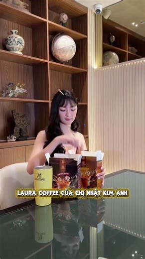Even while getting her makeup done, runner-up Cam Ly still managed to recharge her energy first 😍