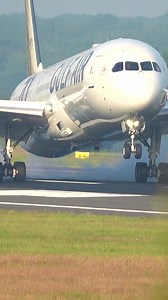 Rate This Landing 🤔🫵✈️ | Airliners Live