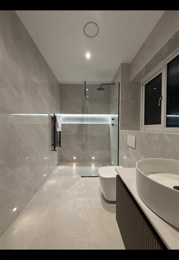 Would you believe this is in a new build house ? We recently completed this full rip out & remodel of the master en-suite inside a new build property ! Opening up the shower space, taking back empty stud voids and replacing the toilet with an in wall floating toilet cistern, giving more walk in space and opening up the room. We moved the radiator to the shower entrance 🤌🏼 Floor to ceiling tiling using 1200x600 Saltstone Porcelain , wet-room floor tiled and floating vanity with a custom made mi