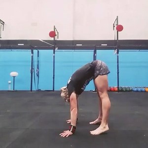 Lead #cfg coach @nichecrossfit works PRESS TO HANDSTAND DRILLS 󾍘🏼 ・・・ 5 x 10 toe pulls!! Fab progression for press to handstands. - Elbows straight - Tall shoulders & lean over fingers - Hips high - Go buy some hammie flexibility if you're lacking 󾍔 #cfgymnastics #nichecrossfit #nichegymnastics #respecttheprocess #presstohandstand | CrossFit Preferred Course: The Gymnastics Course