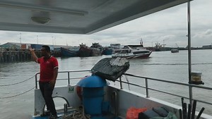 Pulau Ketam 'Cinematic' Realiti Tanpa Lagu Trending. [Buka 'Full Screen' untuk pengalaman penuh] Sejarah Pulau Ketam bermula pada tahun 1870-an apabila Pulau Ketam asalnya tempat nelayan mencari rezeki sebab banyak ketam di kawasan ni. Lama-kelamaan, tempat ni jadi penempatan kekal sebab lokasi strategik untuk tangkap hasil laut. Fakta: Dulu rumah atas air ni takde jambatan, orang guna sampan ja nak pi rumah jiran. Tapi sekarang dah ada jambatan kayu dan konkrit, senang sikit nak berjalan kaki. 