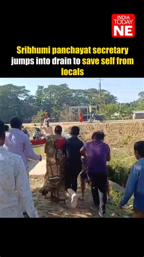 #Assam: Tensions erupted at the Suprakandi Gram Panchayat office when former Secretary Manoj Kumar Das returned to reclaim his position, despite being transferred and replaced by Pallab Chakraborty. The dispute, linked to a “No Objection” certificate for a liquor shop, escalated as Das called an independent meeting, leading to a chaotic standoff with Panchayat members and locals. #sribhumi #assamnews #bizarre #karimganj_district | IndiaToday NE