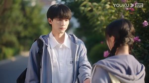 15K views · 725 reactions | School hunk personally sent the sweet girl to school and took good care of her 校草亲自送甜妹上学，无微不至的照顾她 | 一起追剧吧 | Facebook
