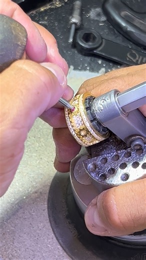 5.5K views · 67 reactions | anillo mecanico en proceso de engaste de rubies naturales! somos expertos en diseño y fabricación de joyas en oro18k con piedras preciosas! contacto +57 304 2195451 #oro #joyeria #diamantes #rubies #anillos #engaste | Joyeriafaccini | Facebook