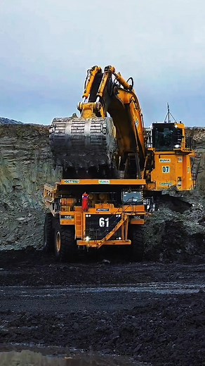 Incredible footage of open-pit mining operations featuring heavy machinery. A close-up look at the Komatsu PC4000 face shovel excavating overburden and loading a Komatsu 785 haul truck. Professional mining operations by BUMA in Indonesia. High-performance earthmoving equipment in extreme conditions. #heavyequipment #mining #excavator #komatsu #PC4000 #komatsu785 #mininglife #bigmachines #engineering #construction #earthmoving #bagger #baumaschinen #Jerman #maquinaria #Spanyol #geniebivil #Pranci