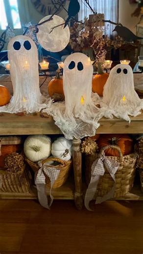 𝐵𝑜𝓃𝓃𝒾𝑒 𝒜𝒾𝓃𝓈𝓁𝑒𝓎 𝐻𝓊𝓃𝓉 on Instagram: "👻Watch til the end for a surprise!✨ Welcome to my Halloween table! ✨👻 This week, the #TablescapeCharmers and I are bringing all the spooky-sweet magic to our homes with Halloween Tablescapes (In my case, Tabletop). From flickering candlelight to vintage pumpkins and playful little details, I wanted my table to feel whimsical, cozy, and just the right amount of spooky. 🎃🕯️🍂 I hope to inspire you to DIY your own ghosts, whether it be for you