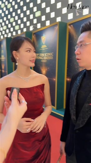 🎤【 Q&A专访现场 】- NEWFACE 医用蚕丝冰膜 ❤ 👀 看！不仅配方发起人 HH 老板娘，连 HH老板 都每天在用这款蚕丝面膜！我们都是亲身体验过这款 NEWFACE 医用蚕丝冰膜的修复力和真实效果 😍😍 大家是不是常常对面膜有很多疑问？ 为什么敷了还是敏感泛红？ 为什么痘痘反反复复？ 为什么皮肤状态一直不稳定？🧐 今天我就把大家最常问的问题，直接一次 Q&A 讲清楚！ 用过的人都说： 这不是普通面膜，是皮肤状态的急救包！💪 ✔️ 敷 20 分钟，泛红立刻退 ✔️ 痘痘、闭口慢慢消，肤况稳定下来 ✔️ 皮肤水润细腻，上妆明显更服贴 ✔️ 不刺激、不刺痛，敏感肌也能安心敷 NEWFACE 医用蚕丝冰膜不只是补水， 它是在修复、镇定、养肤状态， 让皮肤从不稳定 → 稳定 → 越来越好。 ⸻ 🏆 3年研发经验，信心保障 【NEWFACE】 由 HH 老板与老板娘共同打造， 源自 5 间美容院长期处理痘痘、斑斑、泛红、医美后敏感的真实经验， 不是网红概念，是问题肌一路修出来的产品。💯 ⸻ 🌍 专业研发 × 医用级思维 这款医用蚕丝冰膜以医用级修复逻辑研发，专为敏感、