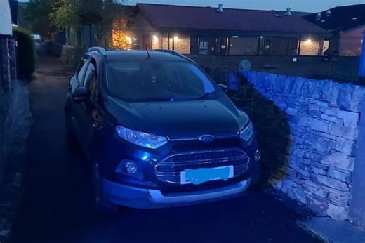 Police chase through Derbyshire town ends with two arrests after failed efforts from suspects to evade officers