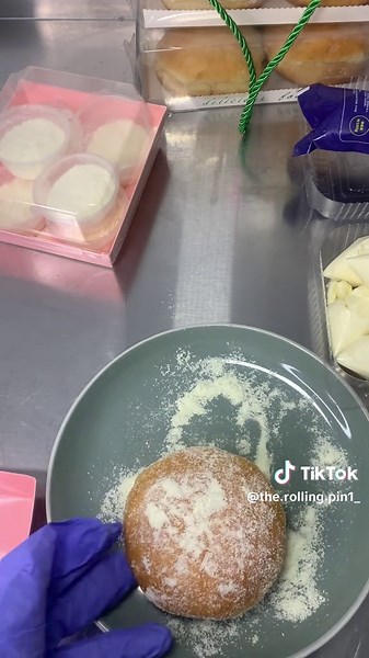 This is not just a donut… it’s an experience Everything is packed separately so you can enjoy it fresh the right way Soft fluffy donut Powdered milk Rich creamy filling I even add an ice pack to keep the cream fresh and perfect for you Just watch how it all comes together… so satisfying Orders open now! Delivery tomorrow 🚚 📞 DM or WhatsApp:07904909704 #readingbakers #goviral #goviral#fyp #trending