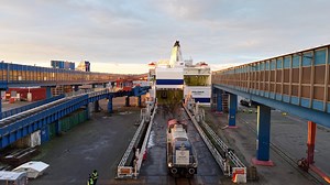 🚆🚢 Zobaczcie, jak przebiegał rozładunek szwedzkich wagonów kolejowych z pokładu promu Polonia w Świnoujściu! 21 listopada 2024 roku mieliśmy okazję przetransportować je do Polski na przegląd serwisowy. To spektakularny widok z lotu ptaka, dzięki materiałowi od Świnoujście Dronem - Dronoujście ! 💙🎥 #UnityLine #PromPolonia #Świnoujście #TransportKolejowy #SerwisWagonów #Dronoujście | Unity Line