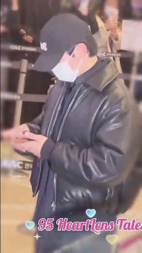 2PM's Lee Junho Fumbles Boarding Pass Cutest Moment Ever!