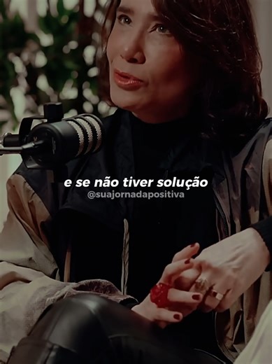 Tenha calma. Não existe problema que chegue sem, de algum modo, trazer também uma possibilidade de solução. Às vezes, o desespero faz tudo parecer maior, mais pesado e impossível, mas nem sempre o que parece sem saída realmente é. Há situações que pedem tempo, paciência, estratégia, fé e maturidade para serem compreendidas. O que hoje parece um nó, amanhã pode ser apenas uma fase que ensinou você a olhar com mais clareza para a vida. Nem toda solução aparece rápido, e isso não significa que ela 