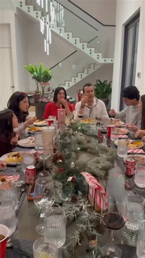 Barbara Bermudo Oficial on Instagram: "Feliz Navidad… Hoy solo quiero detenerme un momento y agradecer. Agradecerle a Dios por la vida, por la familia, por estos instantes que no se compran y que se quedan en el corazón. Estar aquí juntos, compartir una mesa, una risa, un abrazo… es un regalo inmenso.Que esta Navidad nos abrace por dentro, nos sane lo que pesa, y nos una más que nunca. Les deseamos paz, fe, salud y mucho amor… de ese que se demuestra, se cuida y se elige todos los días. Aquí con