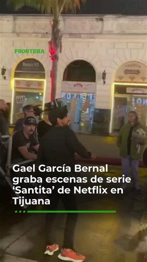 Gael García graba escenas de serie ‘Santita’ de Netflix en Tijuana “Santita”, serie de Netflix que protagoniza el actor Gael García Bernal, sigue su rodaje en Baja California, esta vez fue captada en la avenida Revolución en Tijuana. Después de dar inicio a las grabaciones el pasado 19 de mayo en el Rosarito Beach Hotel del quinto municipio, el crew de la serie donde también participan las actrices Paulina Dávila e Ilse Salas se trasladó el pasado fin de semana a la frontera para continuar su fi