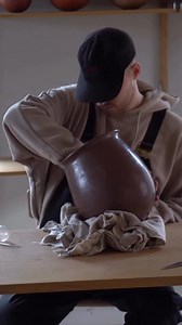 Burnishing is one of my favorite pottery rituals. It’s quiet, repetitive, and kind of meditative — but there’s real science behind it too. When you rub the surface of the clay, the fine particles line up and compress. That compression is what makes it shine — no glaze, no coating, just structure. The key is timing. Too wet, and it smears. Too dry, and it scratches. You have to catch it at that perfect “leather hard” moment when the clay still gives a little. • • • • • #burnishing #potteryprocess