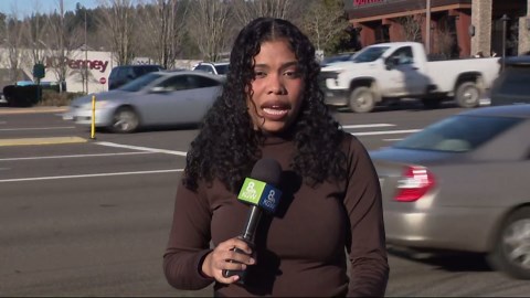 Portland man who allegedly took photos of woman inside Forever 21 dressing room turns himself in