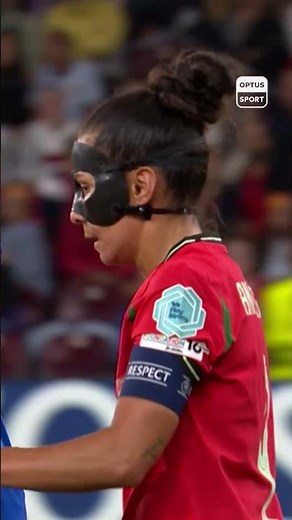 Ana Borges was sent off after copping a second yellow for this challenge on Barbara Bonansea 🟥