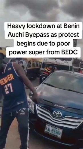 Auchi Bypass blocked due to a protest over power outage in Benin City. Motorists and travelers stranded.