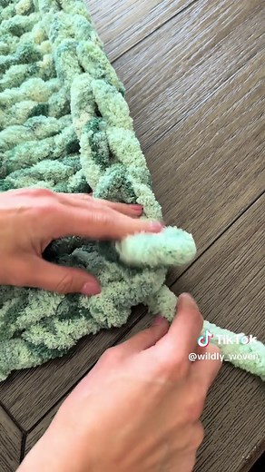How to Tie Off a Chunky Knit Blanket – Easy Hand Knit Finish