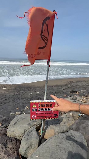 Pourquoi le drapeau rouge à Bali ?