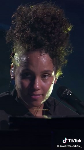 Alicia Keys Live Performance of 'Fallin' at Apple Music Festival 2016