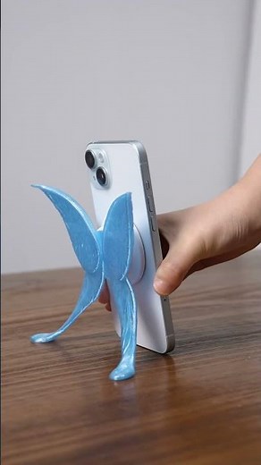 The phone will never fly away with these wings! Model from Nexprint.