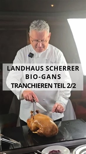 🎬📱 Teil 2/2 - Video-Tutorial zum Tranchieren der Weihnachtsgans. 👨‍🍳 Bevor die krosse Bio-Gans als Festtagsessen genossen werden kann, zeigt Sternekoch Heinz Otto Wehmann Schritt für Schritt, wie man eine Bio-Gans ganz einfach selbst Zuhause zerlegen und tranchieren kann. ⭐ Ein Video-Tutorial über das Zerlegen unserer Vierländer Enten ist im Feed verfügbar. ☎️ 49 157 9235 2009 📝 WhatsApp: 49 157 9235 2009 📧 tischreservierung@landhausscherrer.de Euer Scherrer-Team --- #tranchieren #landhaus