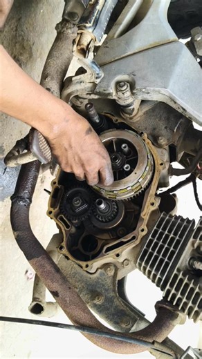 1.8K views · 26 reactions | Honda Unicorn Clutch Plate Fitting Kaise Karen #clutch #mechanic #engine #motorcycle #devautocenter | Ravi Prjapati Railpariya | Facebook