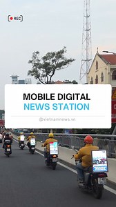 The Mobile Digital News Station is a joint initiative by VNA Media and GOADS Media Technology, delivering official real-time news via LED screens on the back of ride-hailing motorbikes, turning city streets into a mobile news network. | Việt Nam News