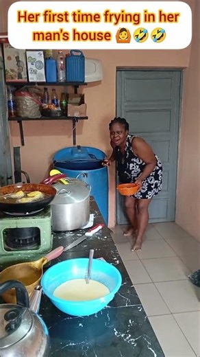 Her first time cooking in her man's house 🙆