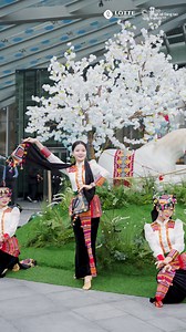 Cùng nhìn lại những khoảnh khắc đáng nhớ tại Lễ Khai mạc LOTTE Art Week vừa qua 💓 Tại sự kiện, LOTTE Department Store Việt Nam và đại diện Lễ hội Thiết kế Sáng tạo Hà Nội 2026 đã thực hiện nghi thức hợp tác, chính thức đánh dấu LOTTE Department Store trở thành đối tác đồng hành của Lễ hội Thiết kế Sáng tạo Hà Nội 2026. Sự kiện này mở ra chặng đường hợp tác mới, hướng tới việc lan toả nghệ thuật, sáng tạo và các giá trị văn hoá trong không gian đô thị và đời sống cộng đồng. **LOTTE Art Week là c