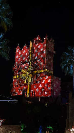 Hollywood Tower Hotel turns holly-jolly every night!🎄❄️ Sunset Seasons Greetings never disappoints! ⏰ You can catch it nightly from 6:00 PM to 8:45 PM (and during Jollywood Nights at 7:30 PM, 8:00 PM, 8:45 PM, 9:45 PM, 10:45 PM, and 11:30 PM). Which scene is your favorite? 🎥❄️ . . . #disneyworld #disneyshollywoodstudios #disneyholidays #disneychristmas #sunsetseasonsgreetings | Disney for Foodies