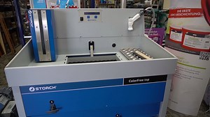 Die Spaltananlage Storch ColorFree bei Farben Huffer. (WERBUNG) Farb- und Lackreste haben in der Kanalisation nichts zu suchen. Sie schaden nicht nur der Umwelt, sondern würden mit der Zeit auch die Abwasserleitungen verstopfen. Deshalb ist eine Spaltanlage für jeden Malerbetrieb unverzichtbar. Denn damit wird Schmutzwasser, welches bei der Reinigung der Werkzeuge anfällt, umweltgerecht aufbereitet – und kann im Einklang mit den geltenden Gesetzen entsorgt werden Unschlagbar praktisch ist es, we