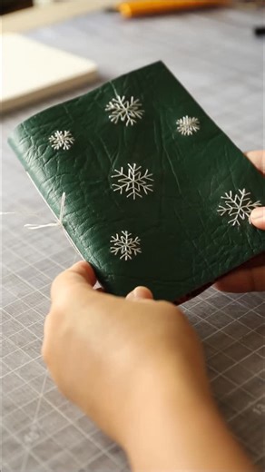 AI WO ART | Merry Christmas🎄❄️ DIY Pocket Notebook🪡🧵📖 #art #diy #crafts #sewing #books | Instagram