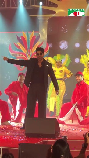 মঞ্চে রকস্টার লুকে এন্ট্রি নিলেন সুপার স্টার শাকিব খান