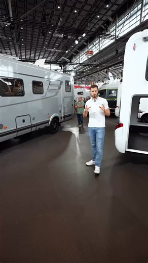 Hymer B-MC I 680 - ein Reisetraum auf Rädern! 😍 Hymer steht wie kaum ein zweiter Hersteller für qualitativ hochwertige und optisch ansprechende Wohnmobile! 🔥 Auch beim neuen Hymer B-Klasse ModernComfort 680 wurden sie diesem Ruf gerecht und haben ein vollintegriertes Wohnmobil erschaffen das einen förmlich umhaut, wenn man es betritt 😮 Für uns gehört der B-MC I von Hymer zu den schönsten Reisemobilen des Modelljahres 2026 und wir sind gespannt ob Du das genauso siehst…? 💬 Mehr Informationen 