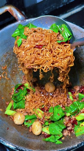 ผัดมาม่าใส่ไข่แบบบ้านนอก — เมนูง่าย อร่อยเร็ว