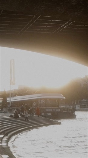 Au bord de la Seine, Paris s’agite comme un film en accéléré : touristes émerveillés, bateaux glissant doucement, cafés qui débordent de rires… Ici, chaque minute raconte une nouvelle histoire. • On the banks of the Seine, Paris bustles like a film in fast-forward: amazed tourists, gently gliding boats, cafes overflowing with laughter… Here, every minute tells a new story. • 🎬 Réalisateur @christophe_genot 🎥 Production @kik88_production • • Vidéaste • Photographe • Christophe Génot • Réalisate