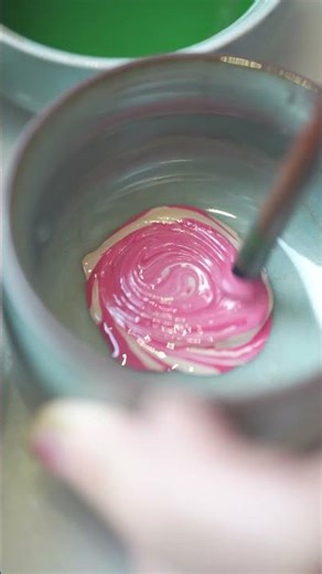 Lacquer these in just 30 minutes, each dip reveals a unique brilliance!