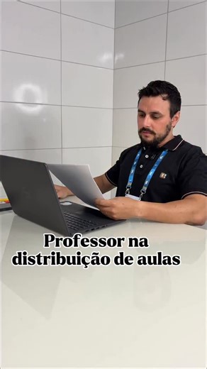 Heliana Castro l Educação & Humor on Instagram: "Distribuição de aulas é um evento de superação. Você chega professora de matemática, sai professora de o que sobrar.🤭🤣 Pergunta se tem matemática, não tem. Projeto de vida, já foi.🤔 Aí surge a robótica — você aceita. Depois você pergunta: “robótica… usa cola quente?” A gente aprende depois. Sempre aprende. #professor #professora #professoresdobrasil #humor #escola"