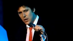 707K views · 46K reactions | Shakin' Stevens é um cantor galês que segue o estilo de rockabilly de Elvis Presley. Ele surgiu no início dos anos 80 e logo despontou em sucesso, algumas músicas: "You Drive me Crazy", "Cry Just a Little Bit", "Love Attack" entre outras, atingiu mais sucesso na Europa, nas américas apenas duas músicas de expressão - "You Drive me Crazy" e "Give Me Your Heart Tonight". | Baú da Música | Facebook