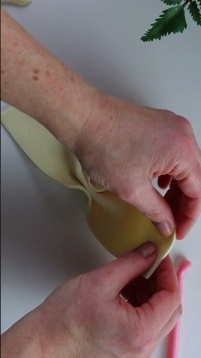 WATCH FULL VIDEO ☝️ Fondant Easy Bow #Fondanttutorial #cakedecorating #fondantbow