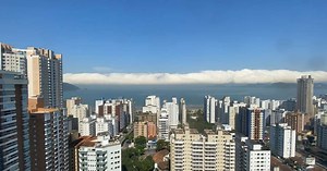Veja imagens impressionantes da nuvem gigante no litoral de SP e RJ